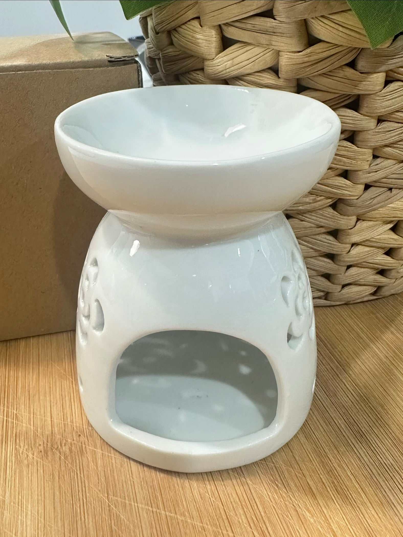 white ceramic flower pattern wax burner for wax melts with tealight holder